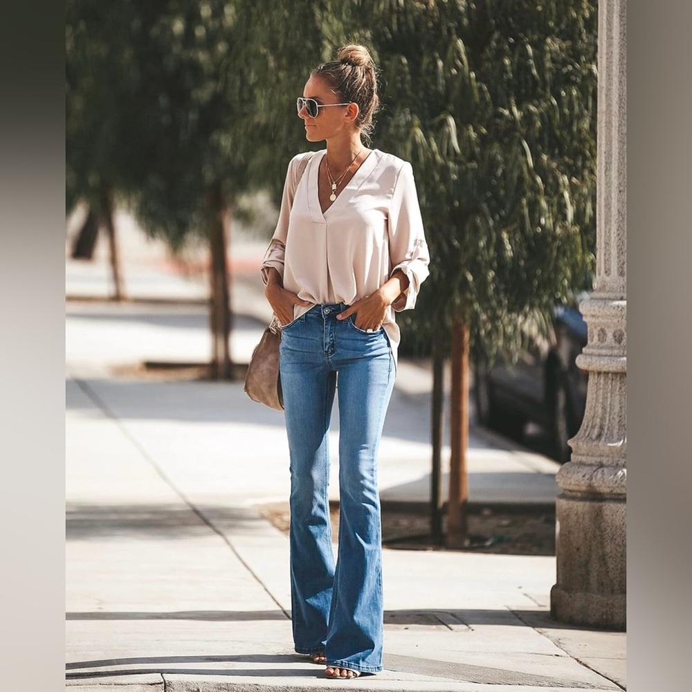 Adorable women’s bell bottom jeans Size 12/14 (or Large)